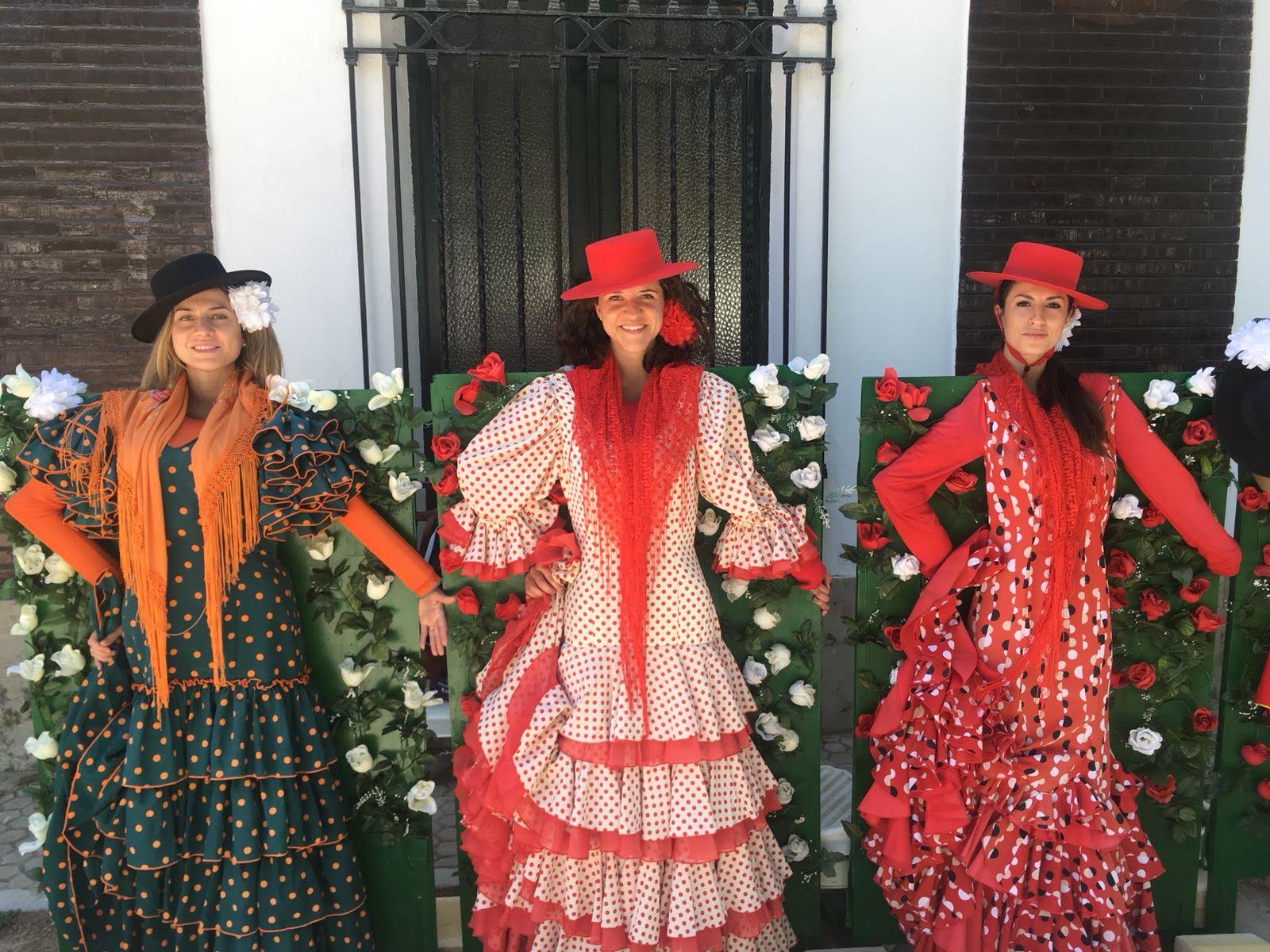 Turiste con abiti tipici sivigliani - Siviglia, Andalusia, Spagna