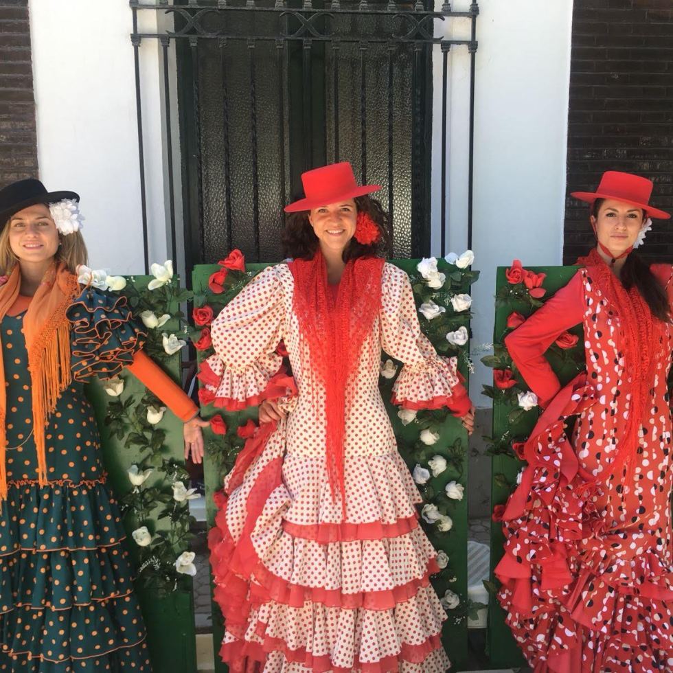 Turiste con abiti tipici sivigliani - Siviglia, Andalusia, Spagna