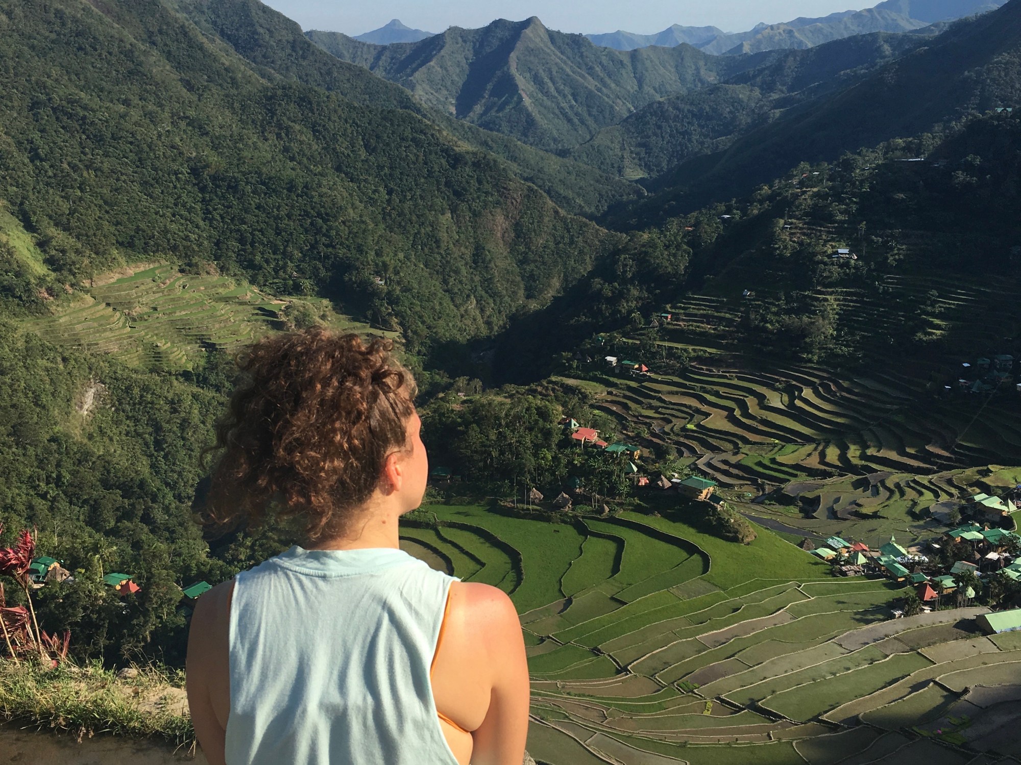 Donna ammira il panorama sulle risaie a terrazza dal Batad View Point - Filippine