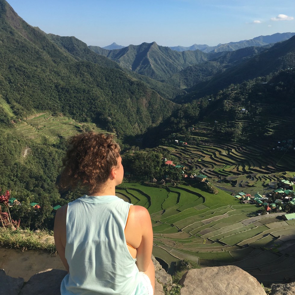 Donna ammira il panorama sulle risaie a terrazza dal Batad View Point - Filippine