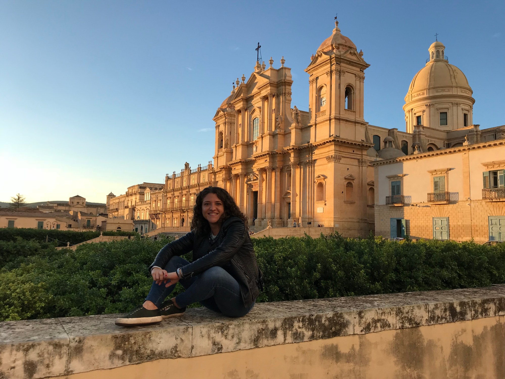 Donna alla cattedrale di Noto al tramonto - Siracusa, Sicilia, Italia