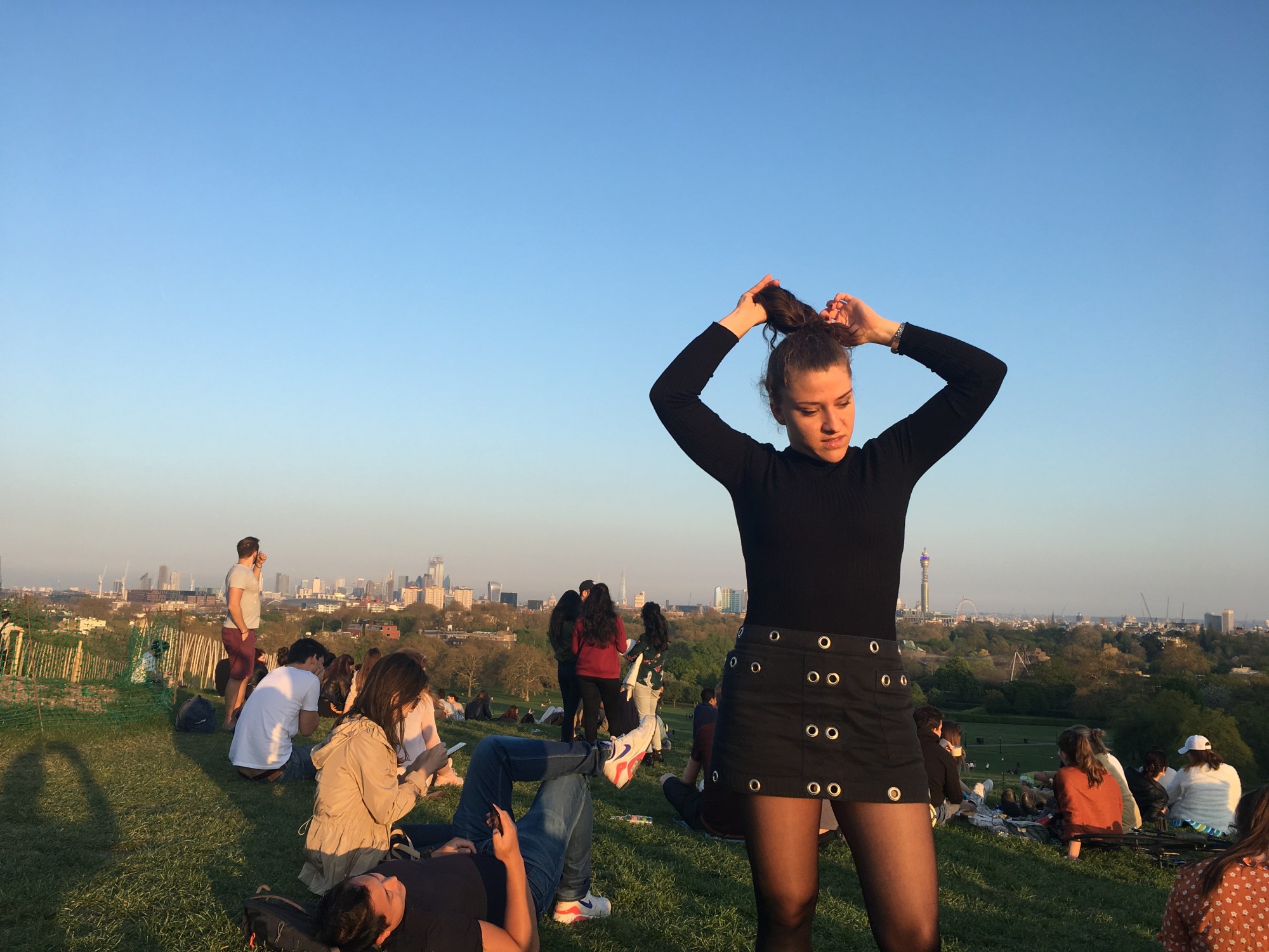 Donna si sistema i capelli a Primrose Hill - Londra, Inghilterra