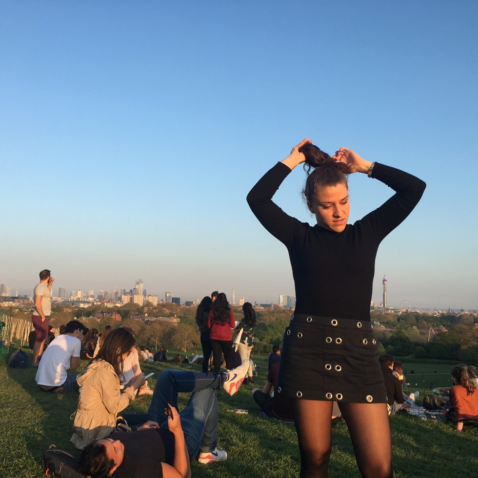 Donna si sistema i capelli a Primrose Hill - Londra, Inghilterra