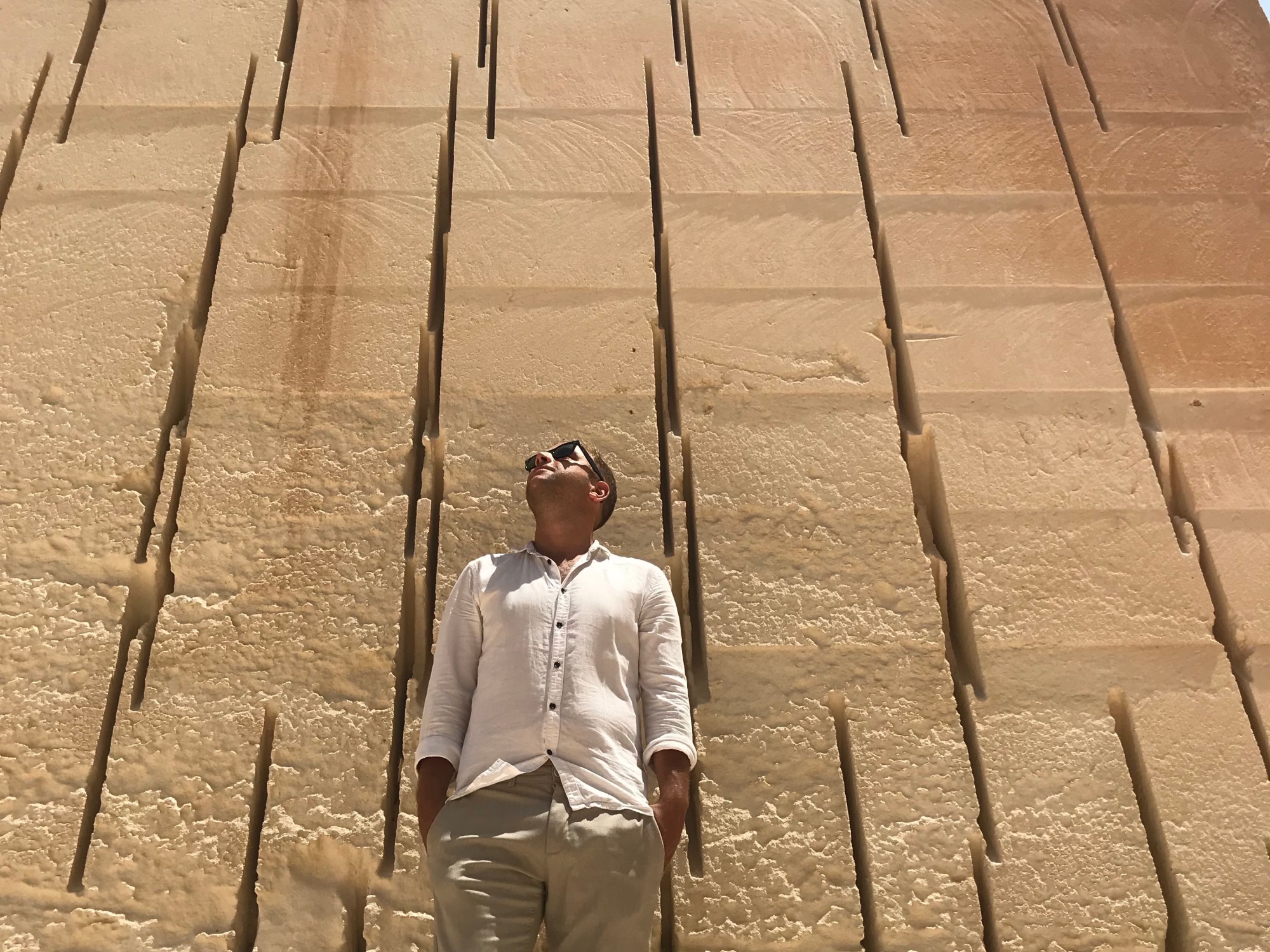 Uomo in posa alla Lithica Pedreres de s’Hostal - Minorca, Isole Baleari, Spagna