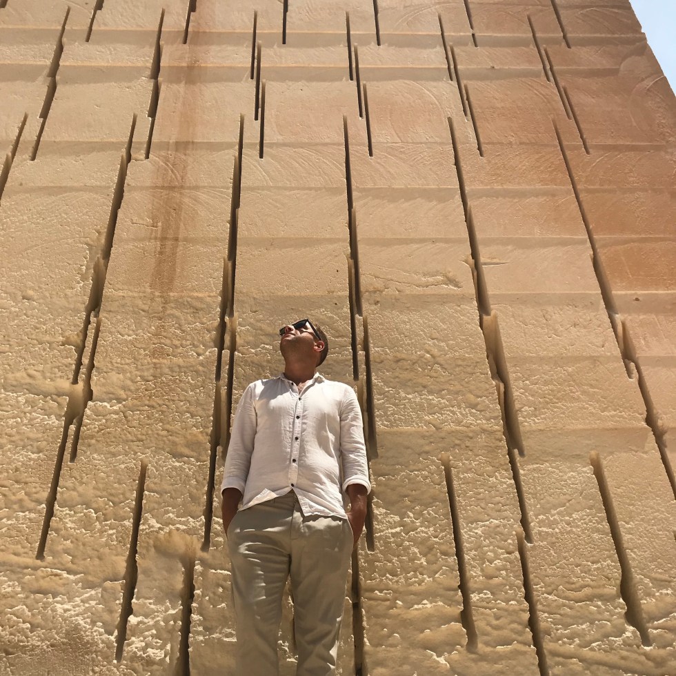 Uomo in posa alla Lithica Pedreres de s’Hostal - Minorca, Isole Baleari, Spagna