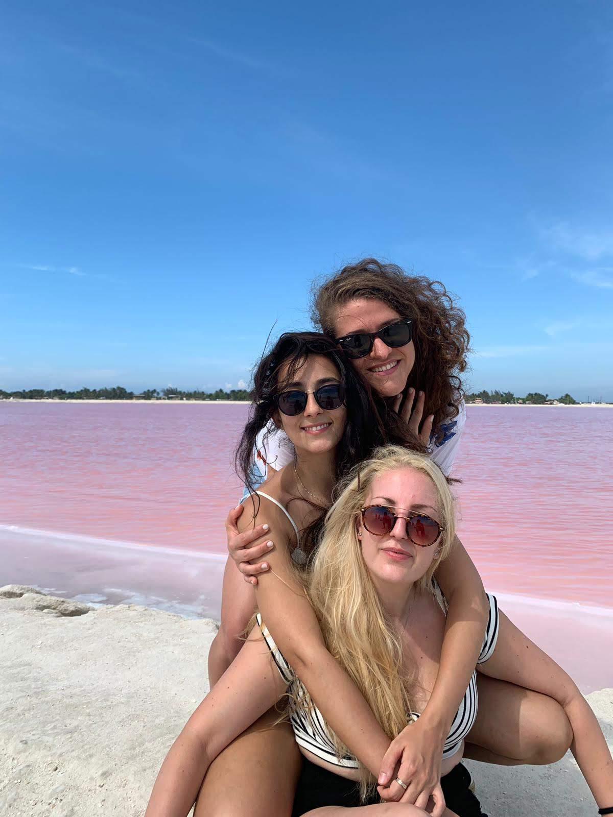 amiche-laguna-rosa-las-coloradas-yucatán-messico