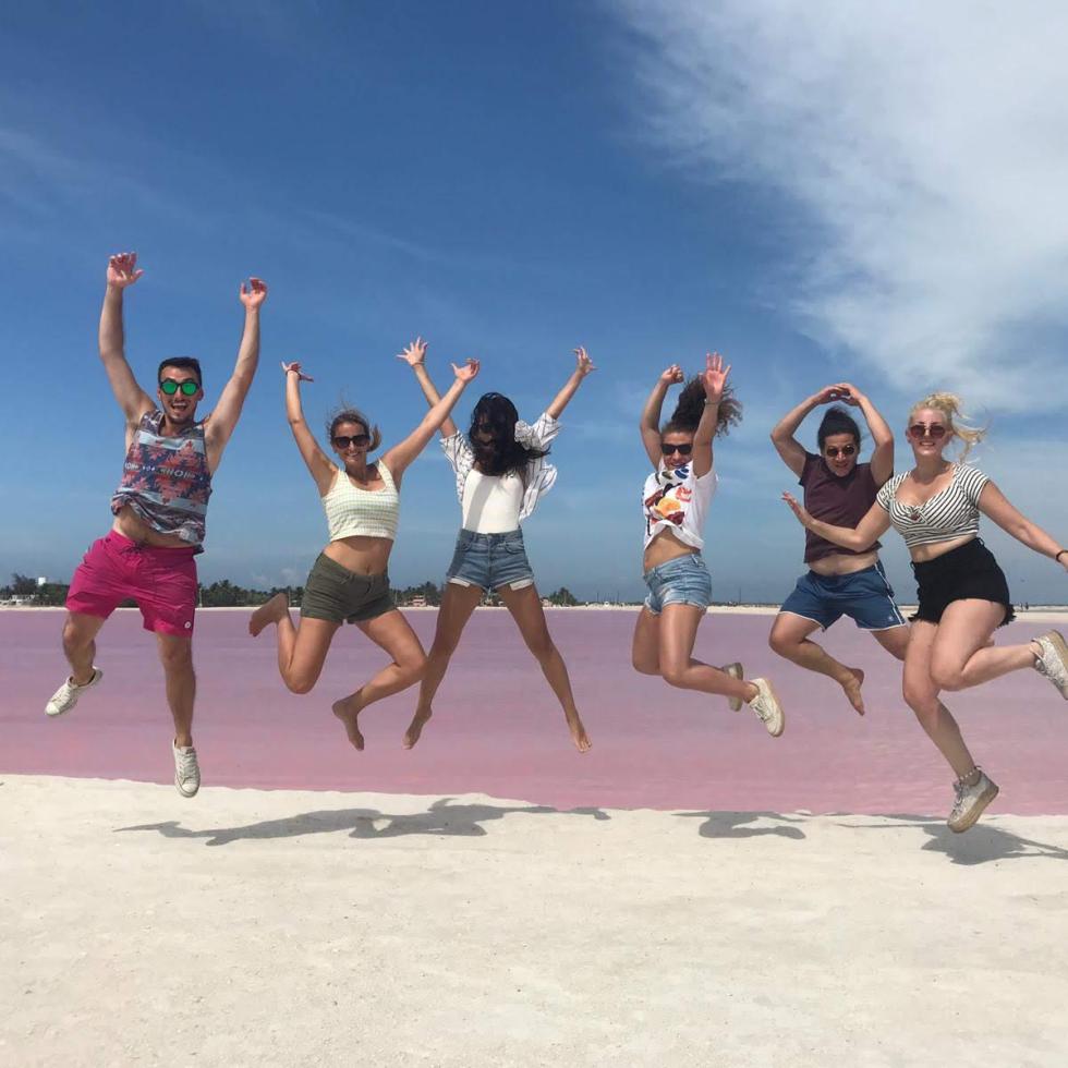 Amici saltano alla laguna rosa di Las Coloradas - Yucatán, Messico