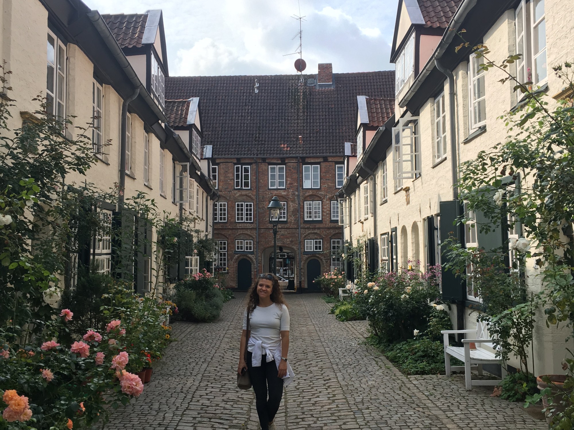 Donna posa nel cortile di Füchtingshof - Lubecca, Schleswig-Holstein, Germania
