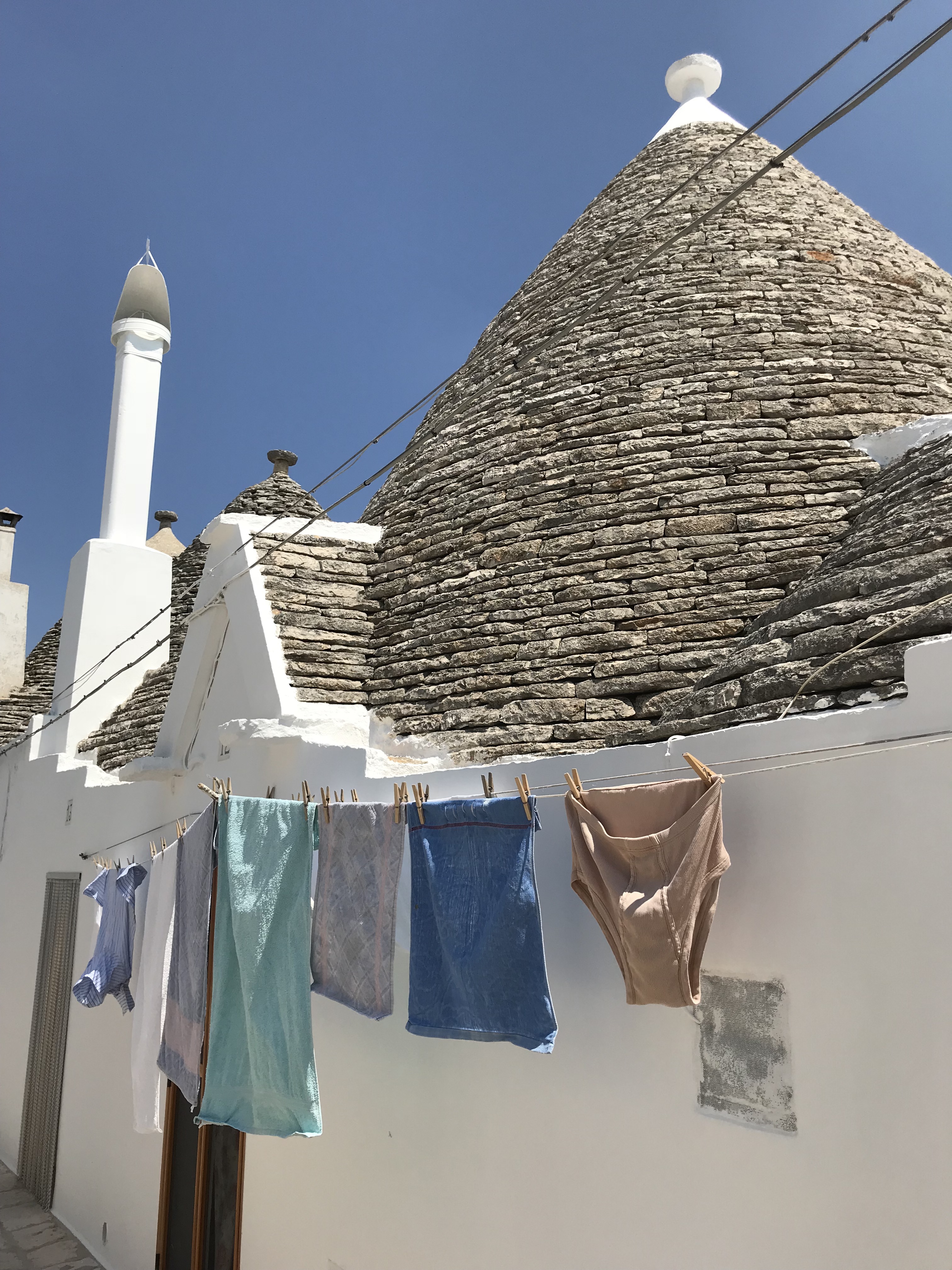 panni-stesi-alberobello-bari-puglia