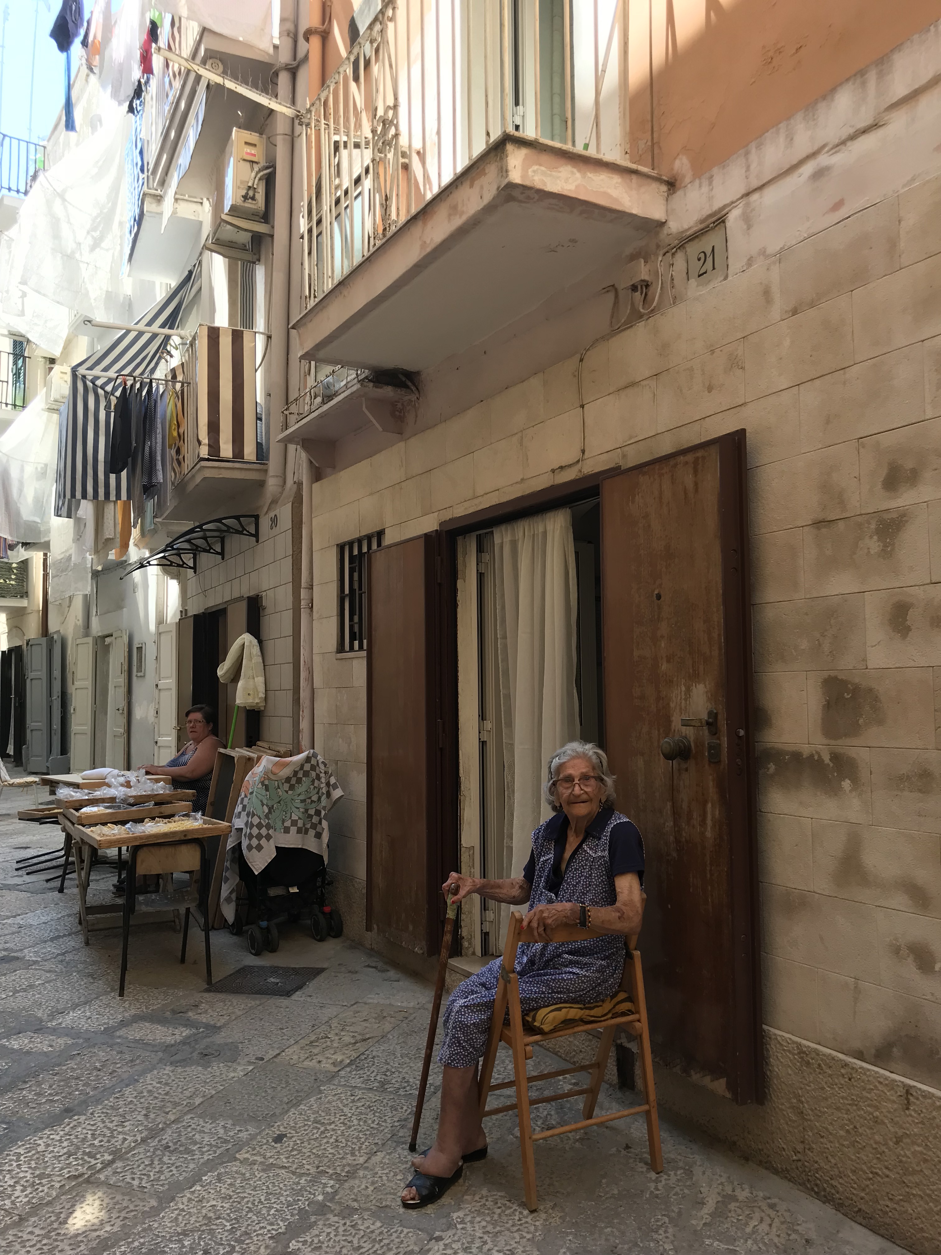 donne-strada-orechiette-bari-vecchia-puglia