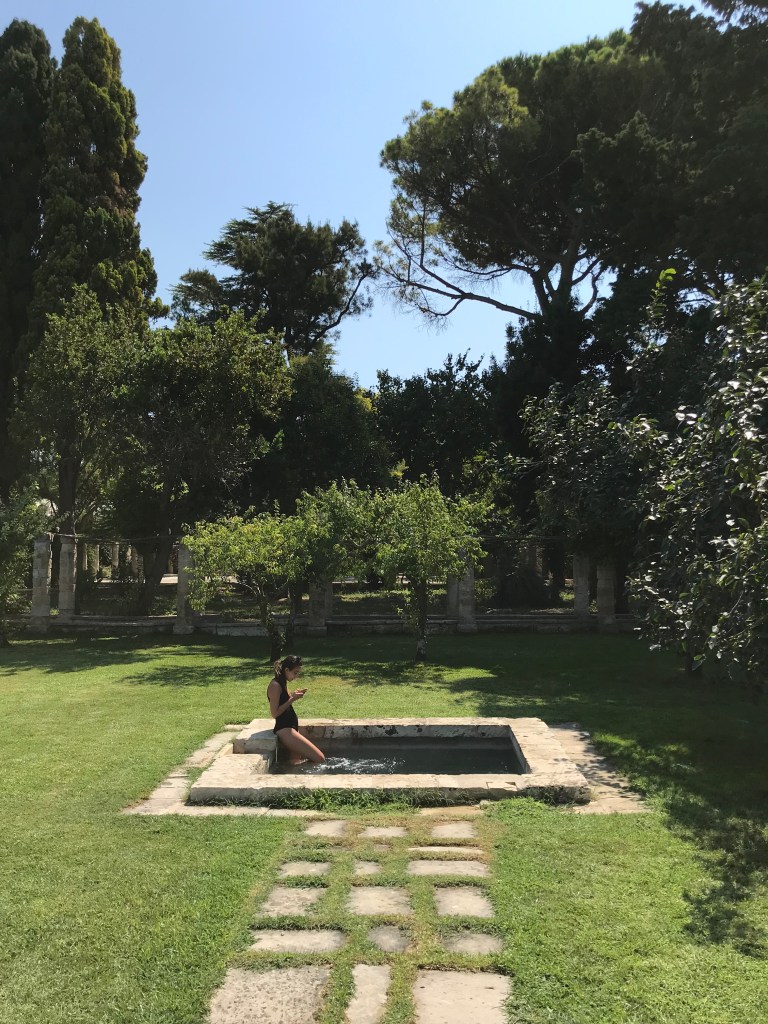 Il parco del castello di Casamassella con piscina - Lecce, Puglia, Italia