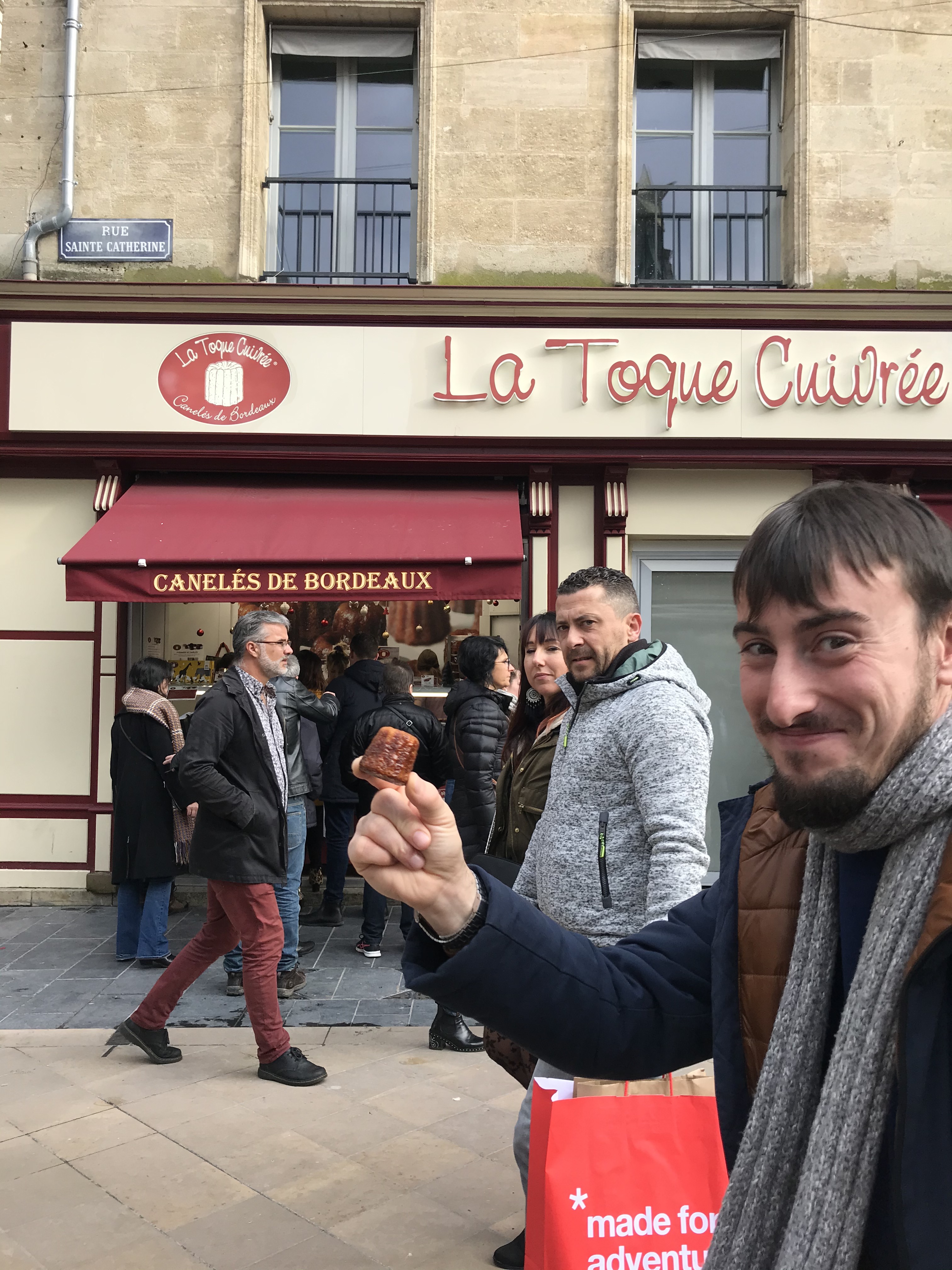 dolci-tipici-bordeaux-caneles-toque-cuivrée