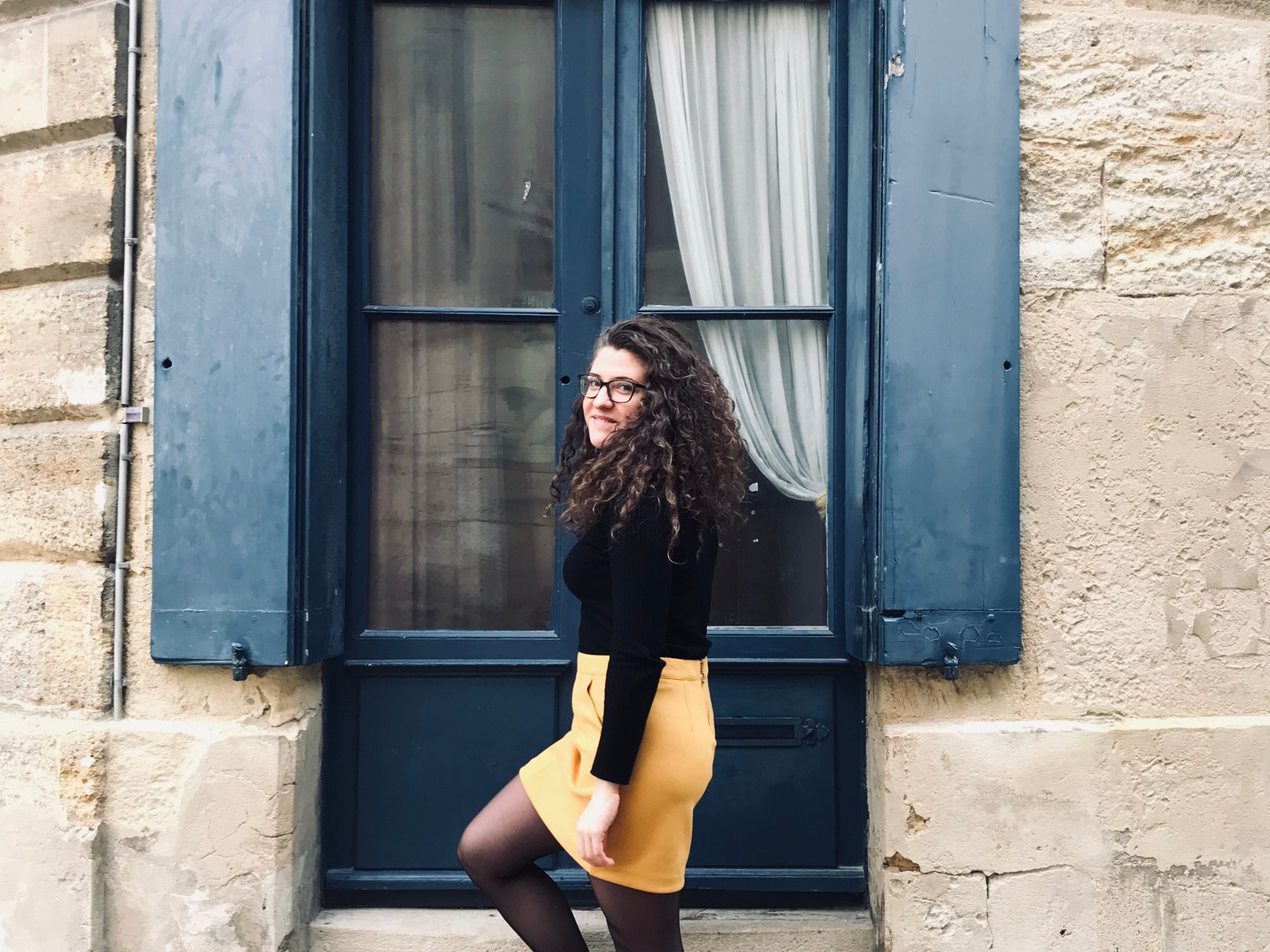 Donna davanti a una porta di Saint-Émilion - Saint-Émilion, Nuova Aquitania, Francia