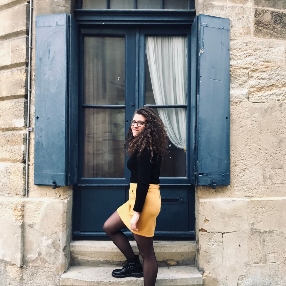 Donna davanti a una porta di Saint-Émilion - Saint-Émilion, Nuova Aquitania, Francia