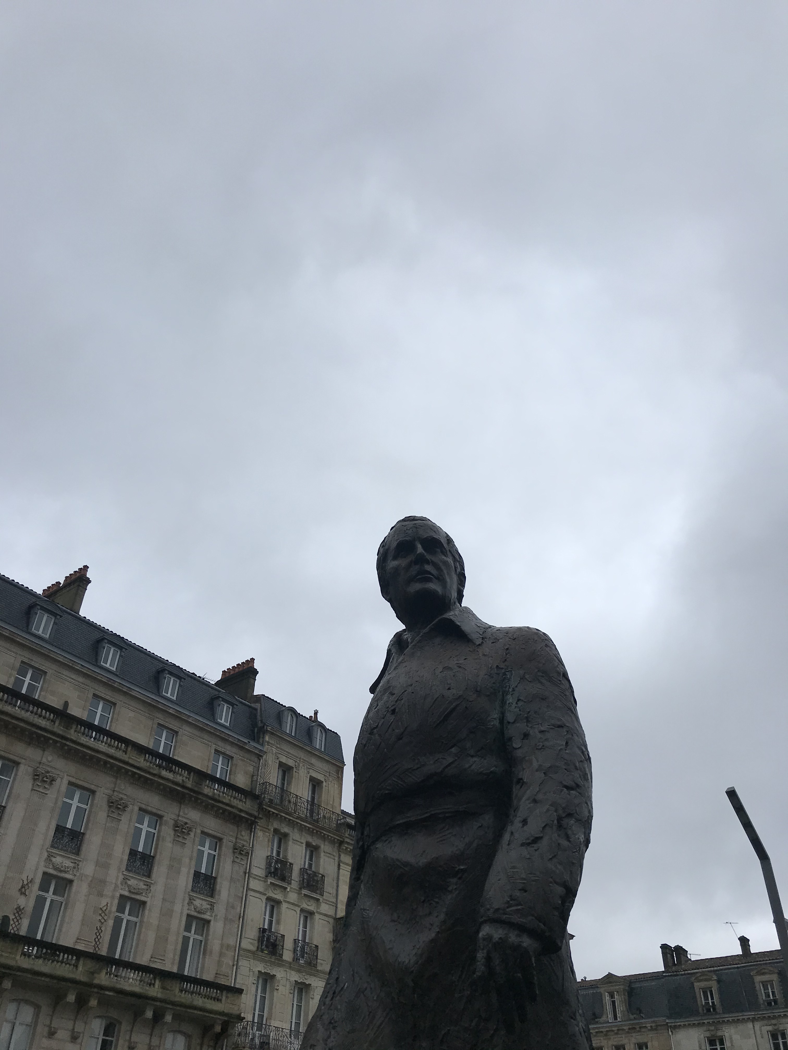statua-jacques-chaban-delmas-place-pey-berland-bordeaux