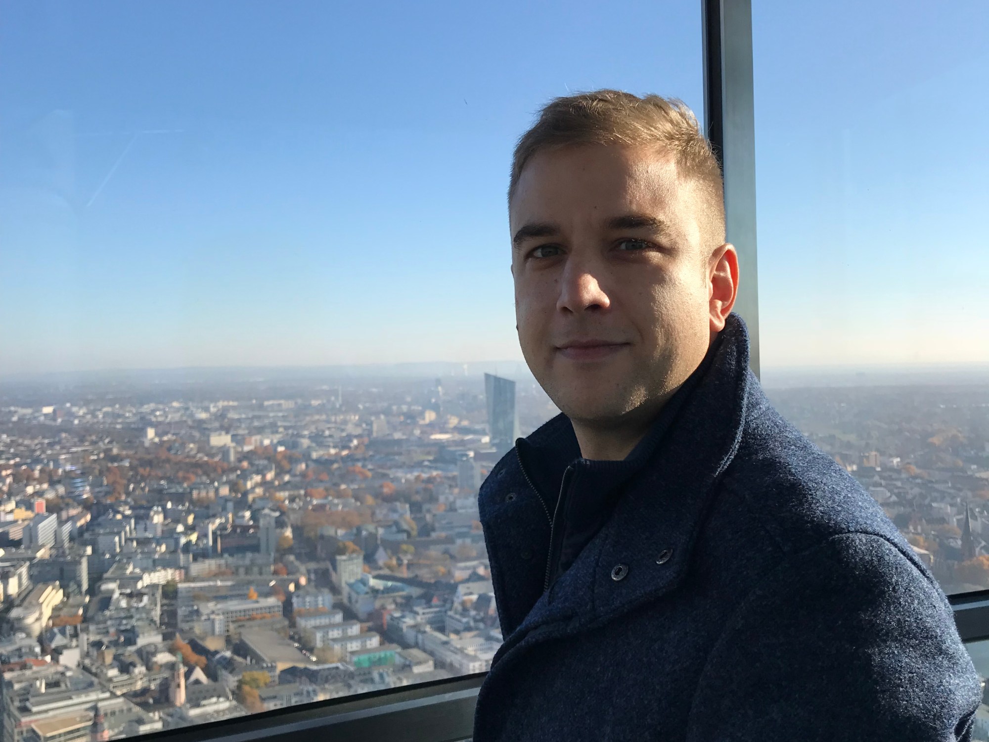 Uomo sulla terrazza panoramica della Main Tower - Francoforte, Hessen, Germania