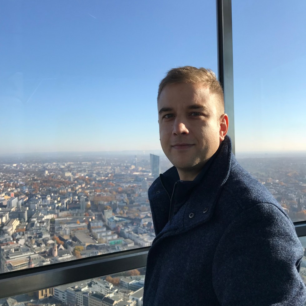 Uomo sulla terrazza panoramica della Main Tower - Francoforte, Hessen, Germania