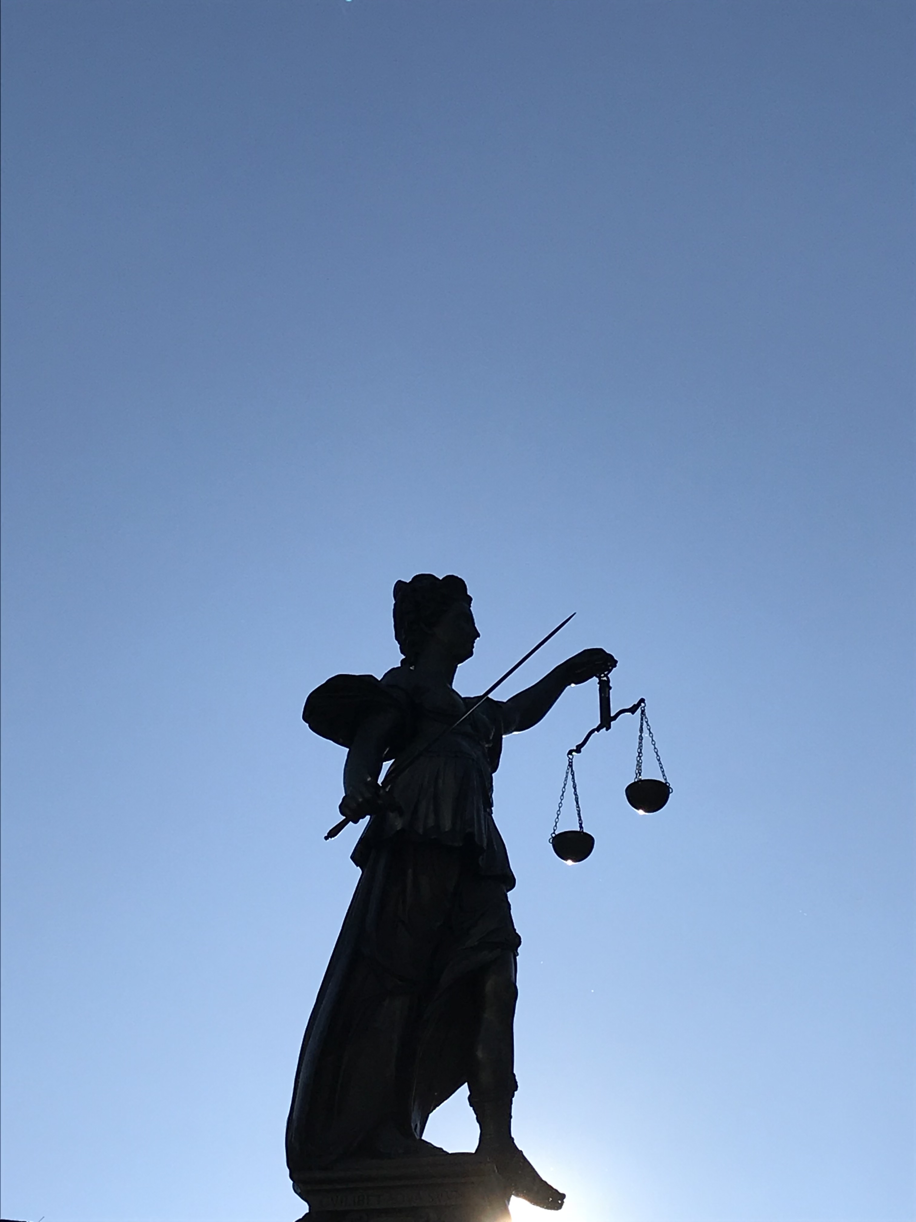 divinità-giustizia-piazza-römerberg-francoforte