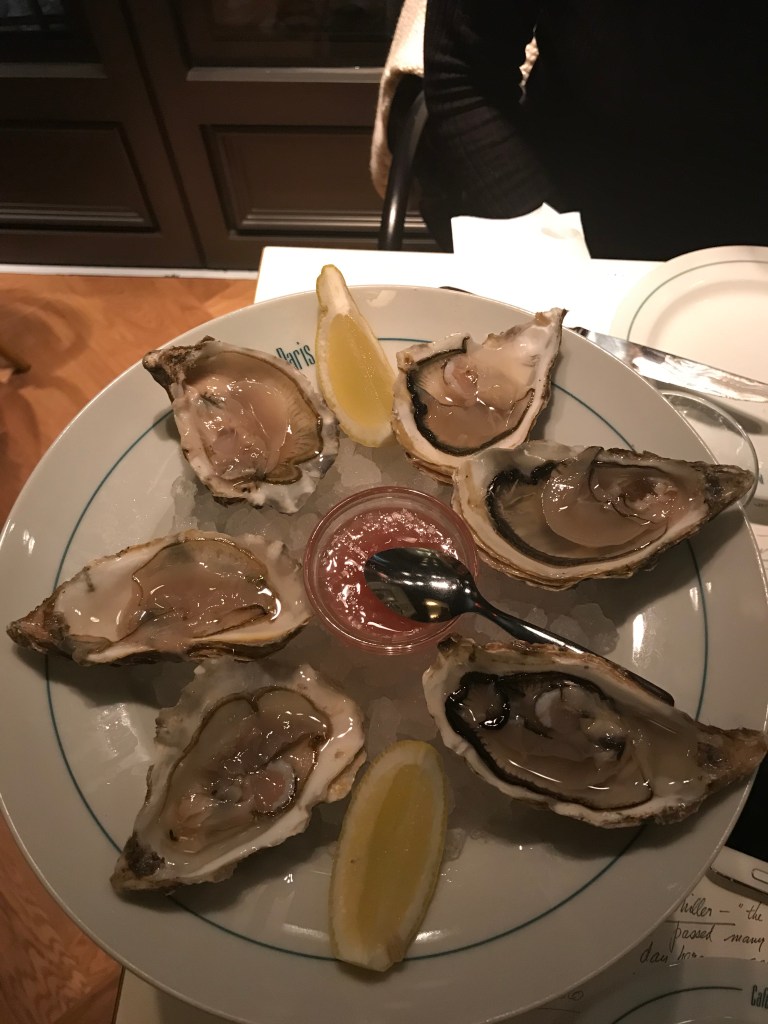 Ostriche nella brasserie francese Cafè Paris - Francoforte, Hessen, Germania