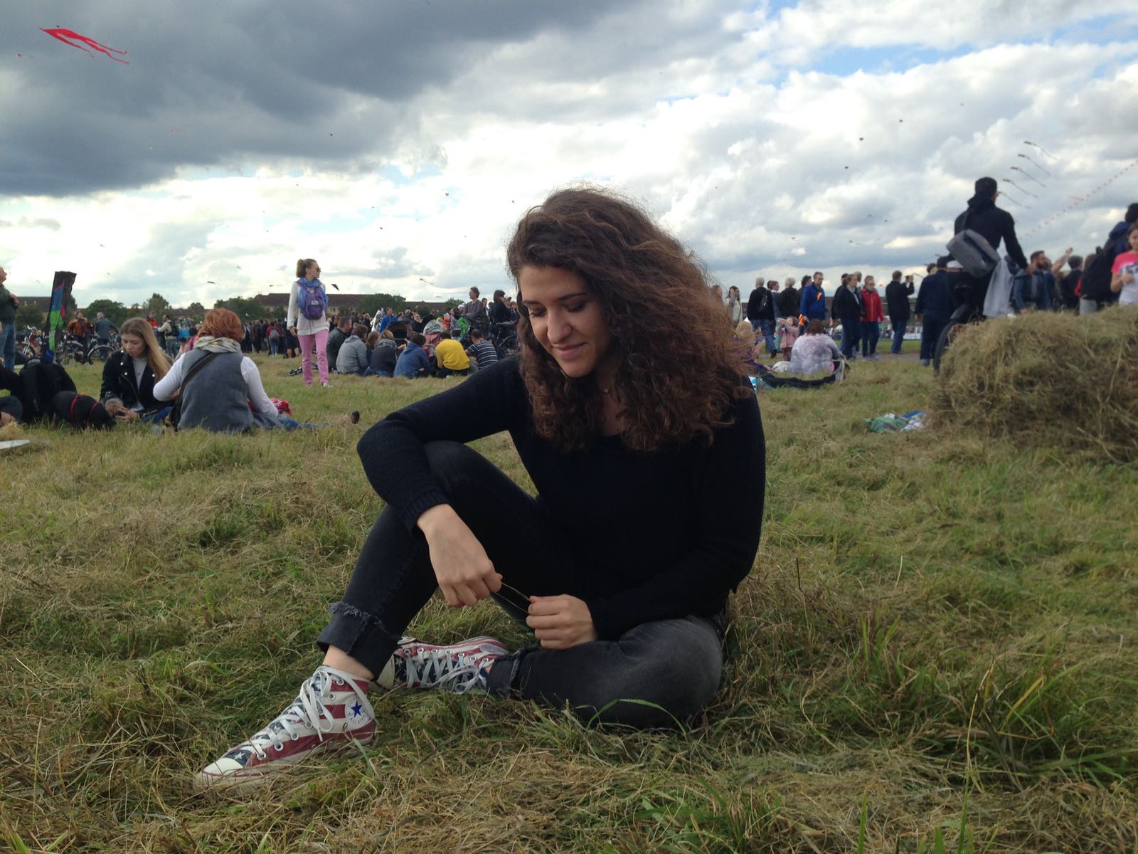 Donna sull'erba durante il festival degli aquiloni a Tempelhofer Feld - Berlino, Germania