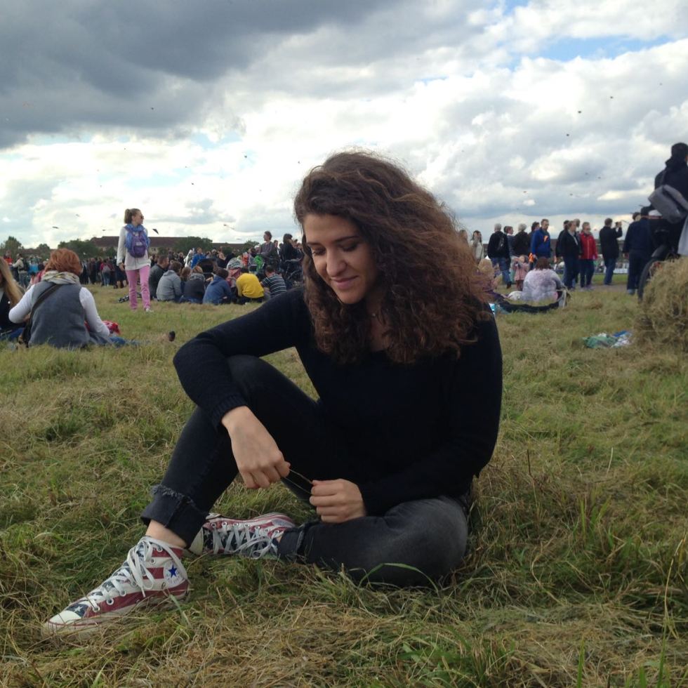 Donna sull'erba durante il festival degli aquiloni a Tempelhofer Feld - Berlino, Germania