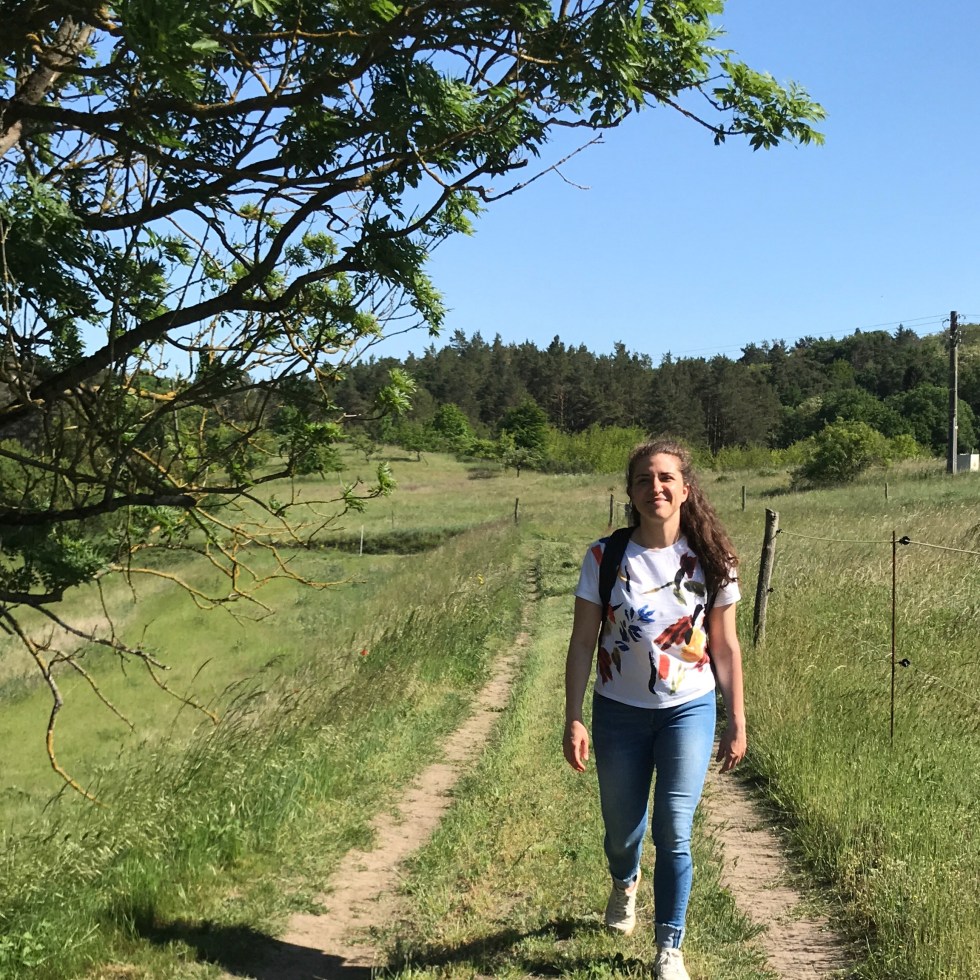 Donna cammina tra i sentieri di campagna, fuori Buckow, nella Märkische Schweiz - Brandeburgo, Germania