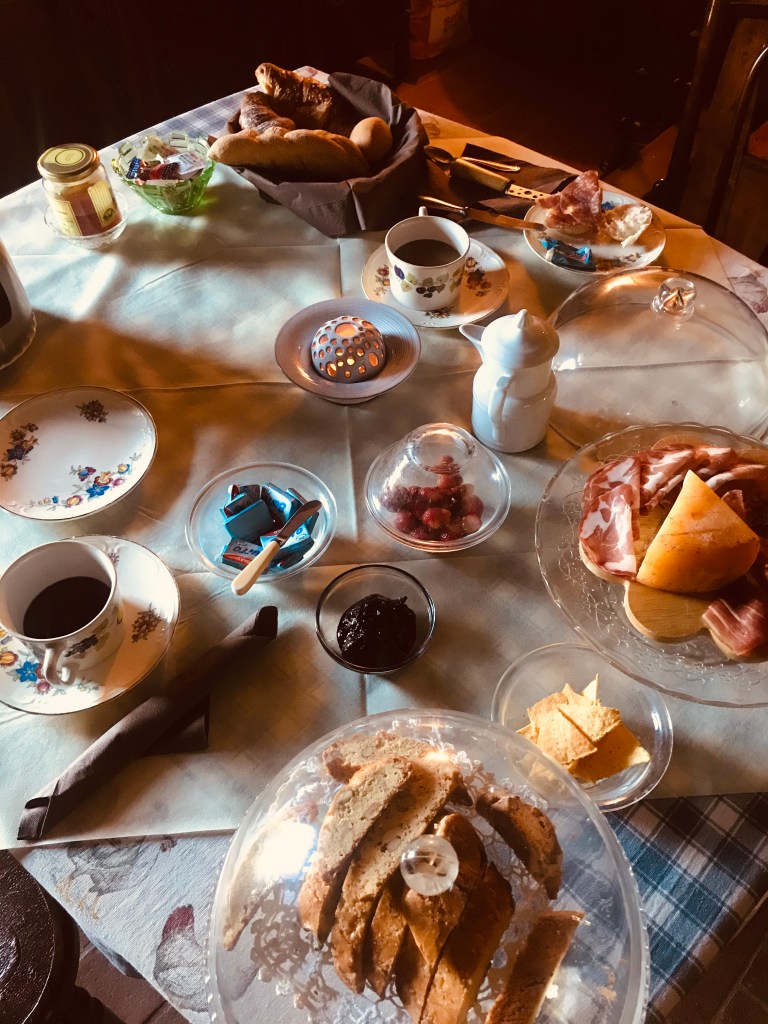 Una colazione perfetta al bed and breakfast I Glicini - Castagneto Carducci, Toscana, Italia