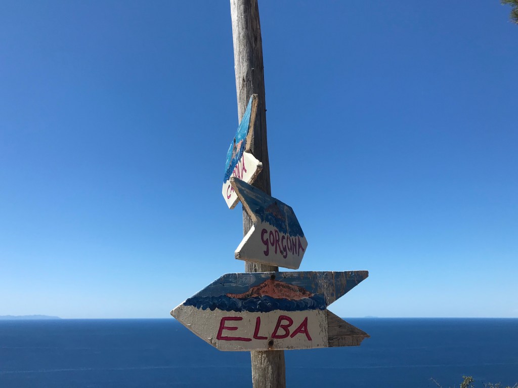 Cartelli indicano le isole dell'arcipelago toscano - Populonia, Toscana, Italia