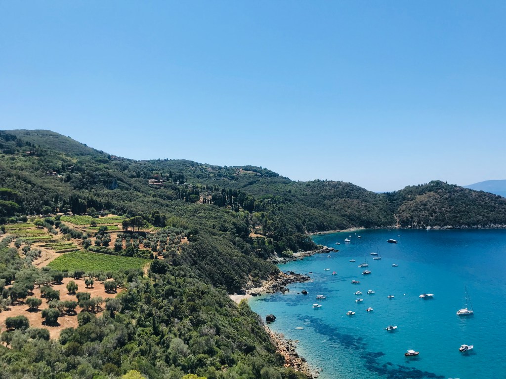 Vista sulla campagna e le calette dalla strada panoramica - Monte Argentario, Toscana, Italia