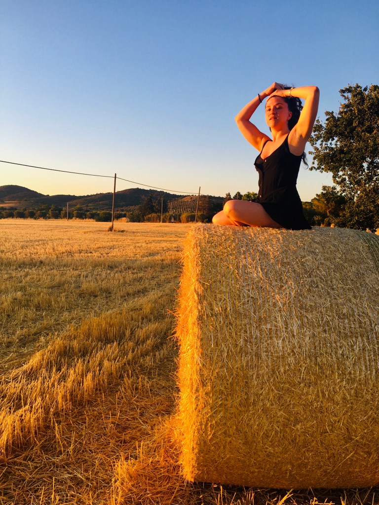 L'ora più bella su una balla di fieno - Maremma, Toscana, Italia