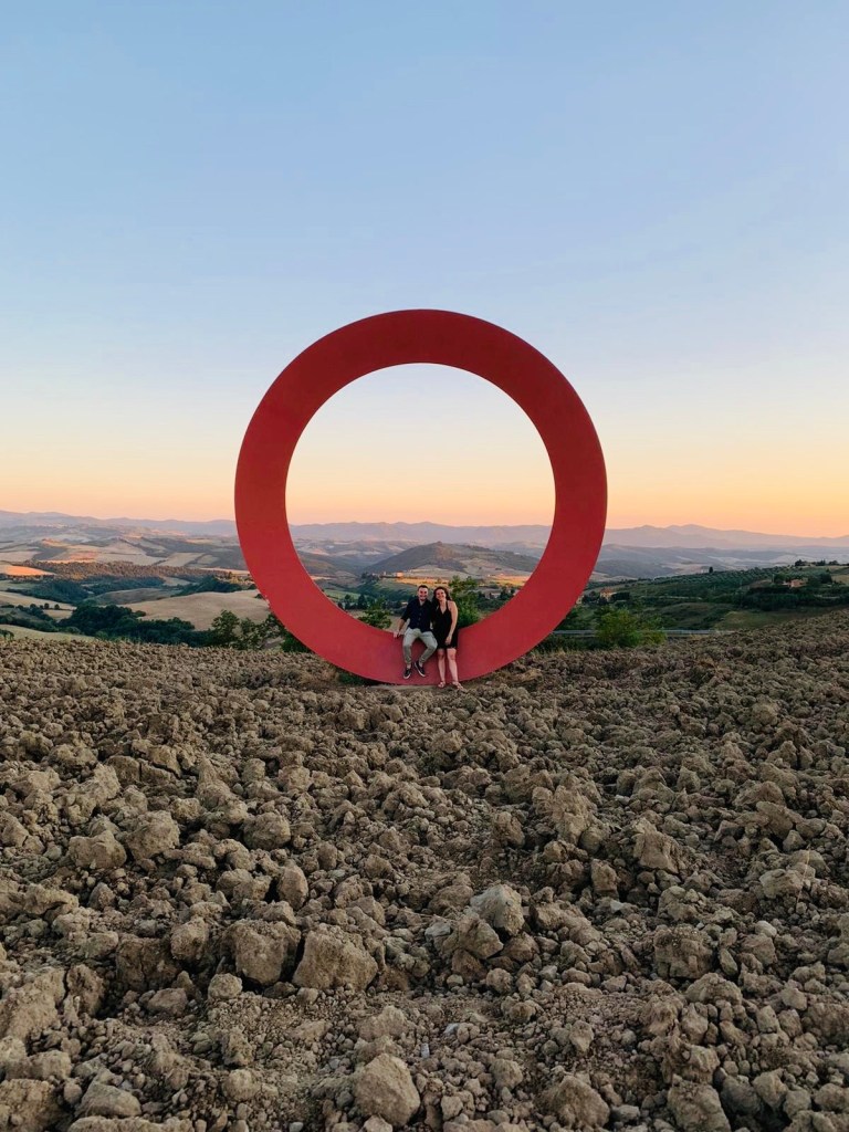 Appena prima di arrivare al paese di Volterra, si può trovare questo cerchio, perfetto per foto indimenticabili - Volterra, Toscana, Italia