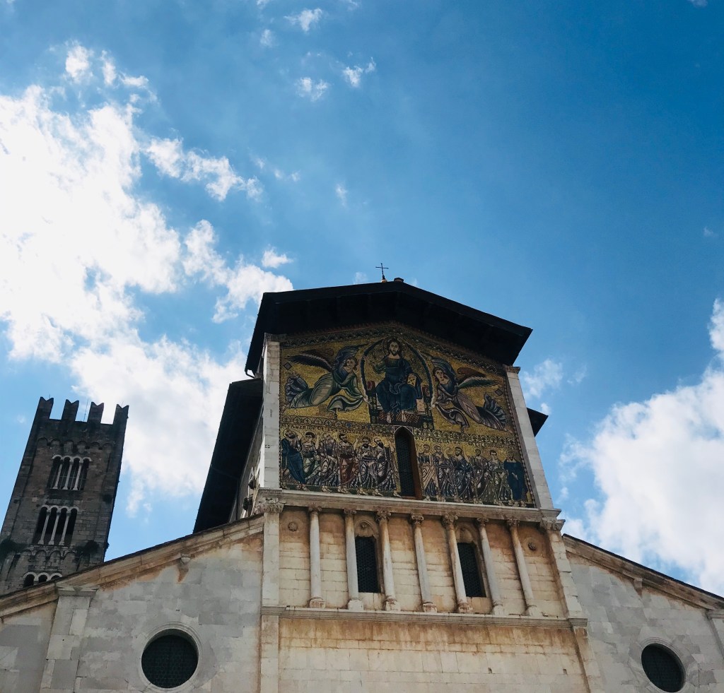 La Basilica di San Frediano con il famoso mosaico sulla facciata - Lucca, Toscana, Italia