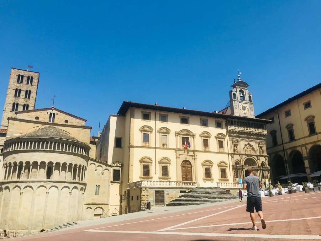 Johannes cammina per Piazza Grande - Arezzo, Toscana, Italia