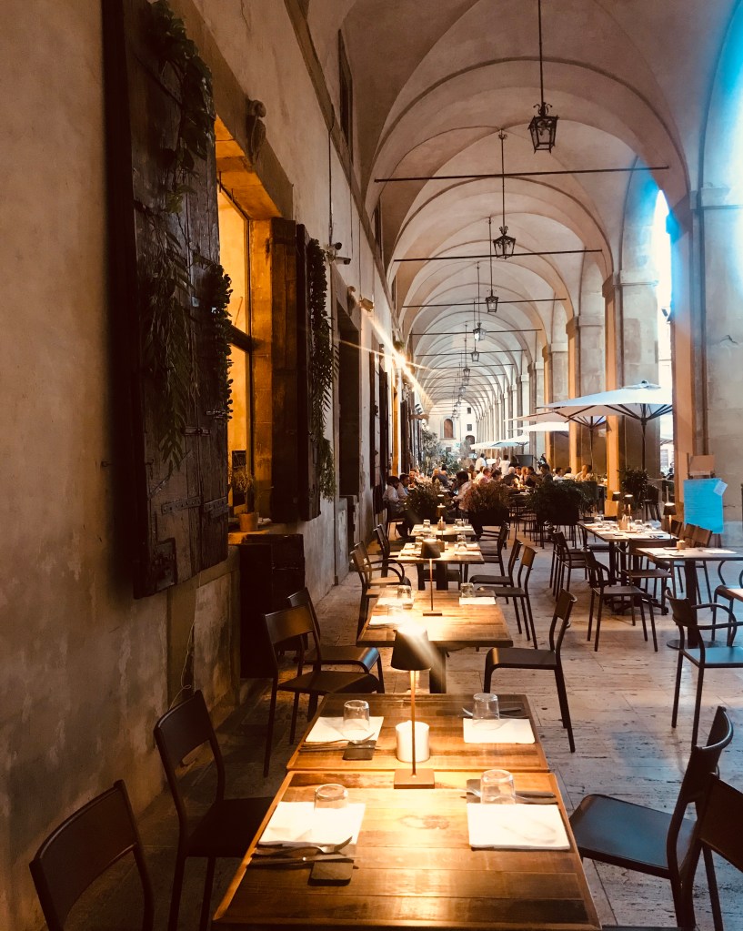 Un'atmosfera unica, quella che si respira lungo le Logge del Vasari - Arezzo, Toscana, Italia