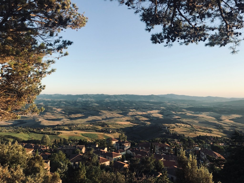 La vista sulle colline dal borgo di Volterra - Toscana, Italia