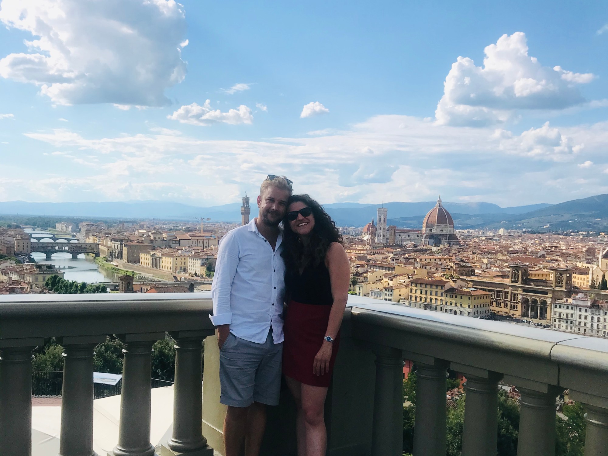 Coppia in posa alla terrazza di Piazzale Michelangelo - Firenze, Toscana, Italia