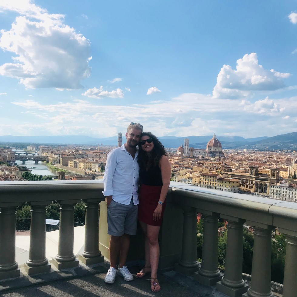 Coppia in posa alla terrazza di Piazzale Michelangelo - Firenze, Toscana, Italia