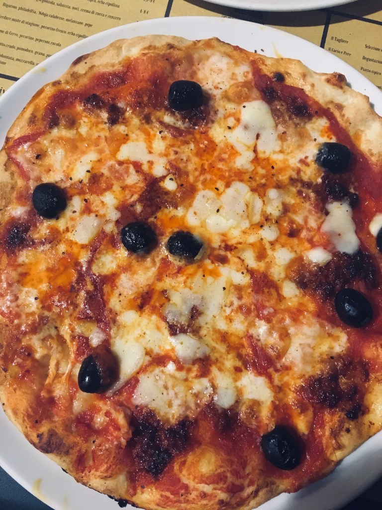 L'ottima pizza di Pizzeria l'Arancio - Pisa, Toscana, Italia