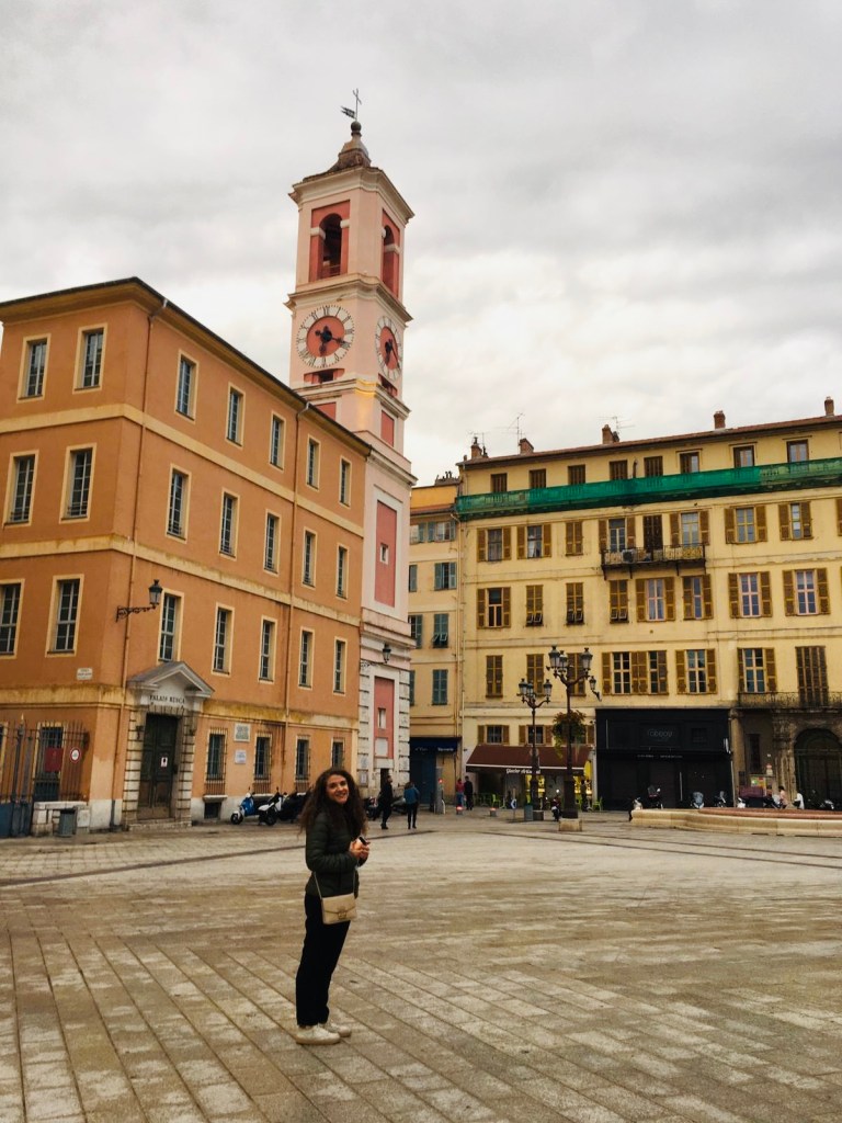 Place du Palais de Justice, con la sua torre rosa pastello - Nizza, Costa Azzurra, Francia