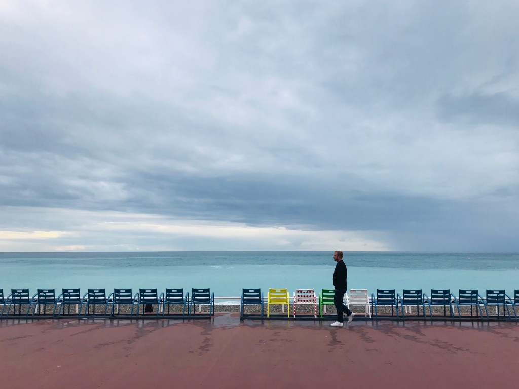 Johannes passeggia lungo la Promenade des Anglais - Nizza, Costa Azzurra, Francia