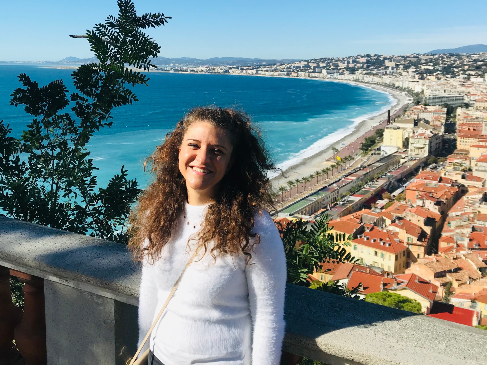 Donna sorride alla Colline du Chateau - Nizza, Costa Azzurra, Francia