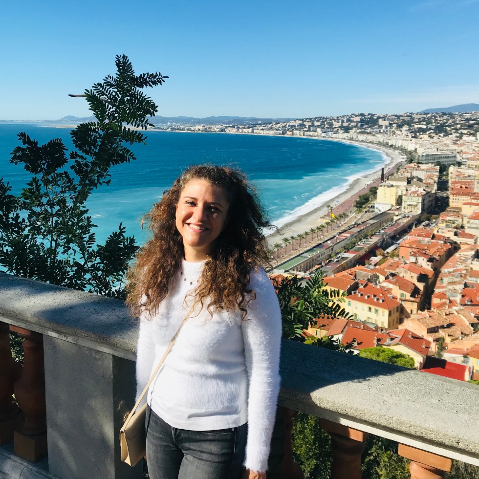 Donna sorride alla Colline du Chateau - Nizza, Costa Azzurra, Francia