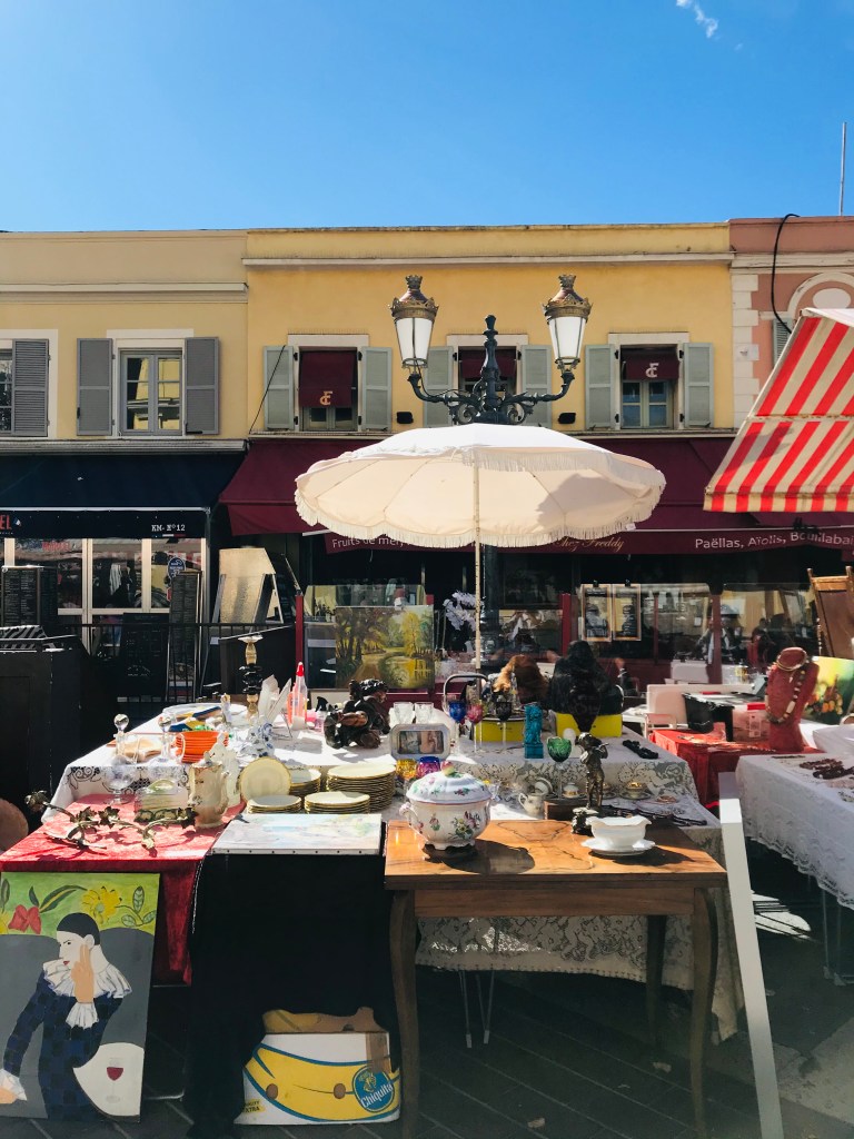 Una bancarella del mercato dell'antiquariato in Cours Saleya - Nizza, Costa Azzurra, Francia