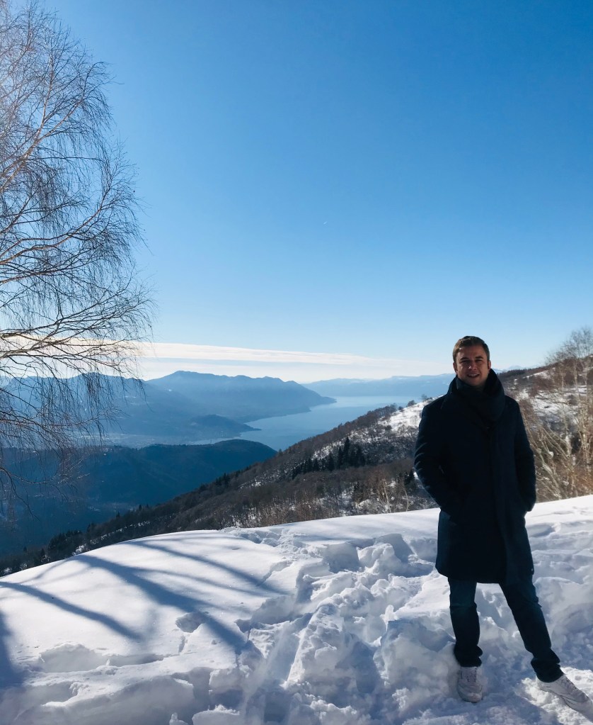 Lungo il sentiero per Monterecchio si aprono scorci sul Lago Maggiore - Val Veddasca, Lombardia, Italia