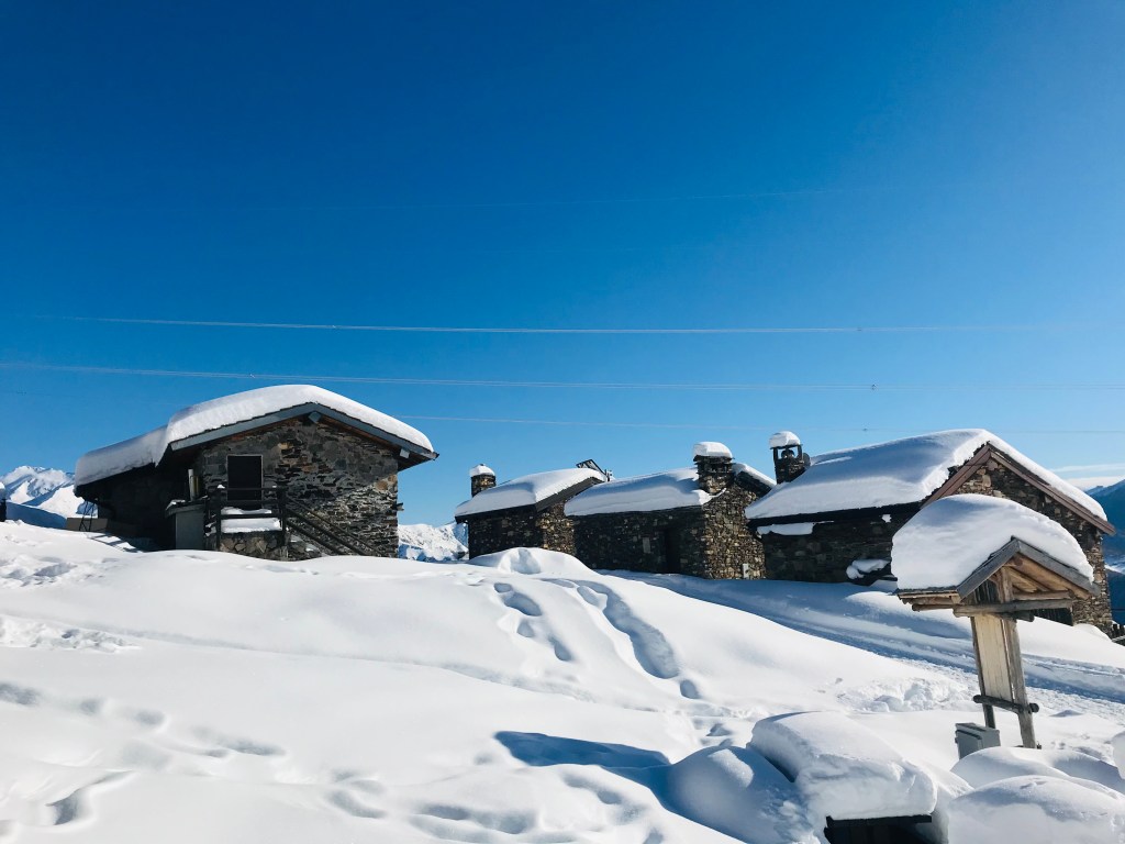 Il dolcissimo alpeggio di Monterecchio, con le sue casette in pietra - Val Veddasca, Lombardia, Italia