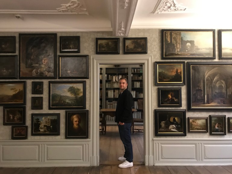 Uomo in una sala della Frankfurter Goethe-Haus - Francoforte, Hessen, Germania