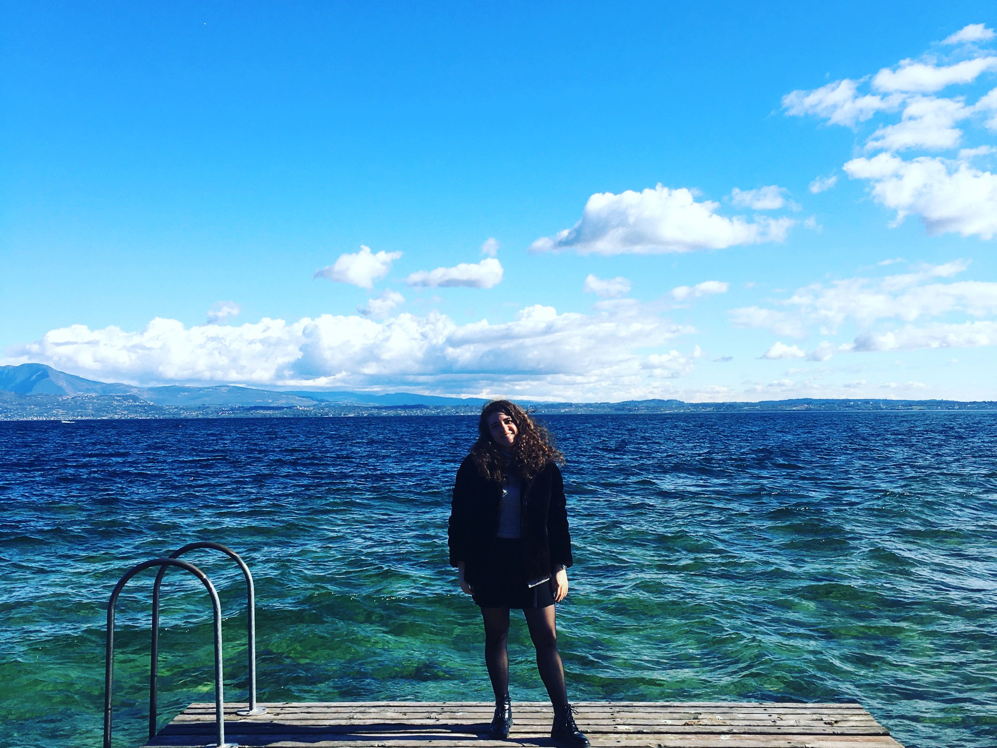 Donna sul pontile della spiaggia del Lido delle Bionde - Sirmione, Brescia, Italia
