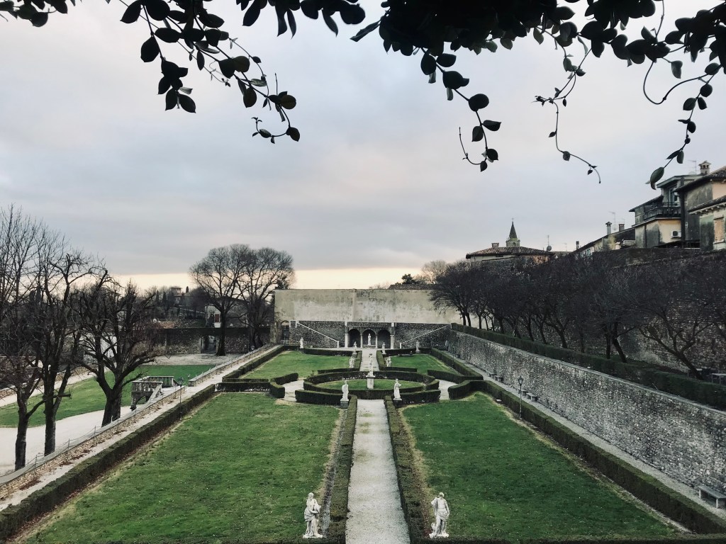 I giardini di Palazzo Gonzaga, visitabili anche dall'enoteca Gonzaga - Volta Mantovana, Lombardia, Italia