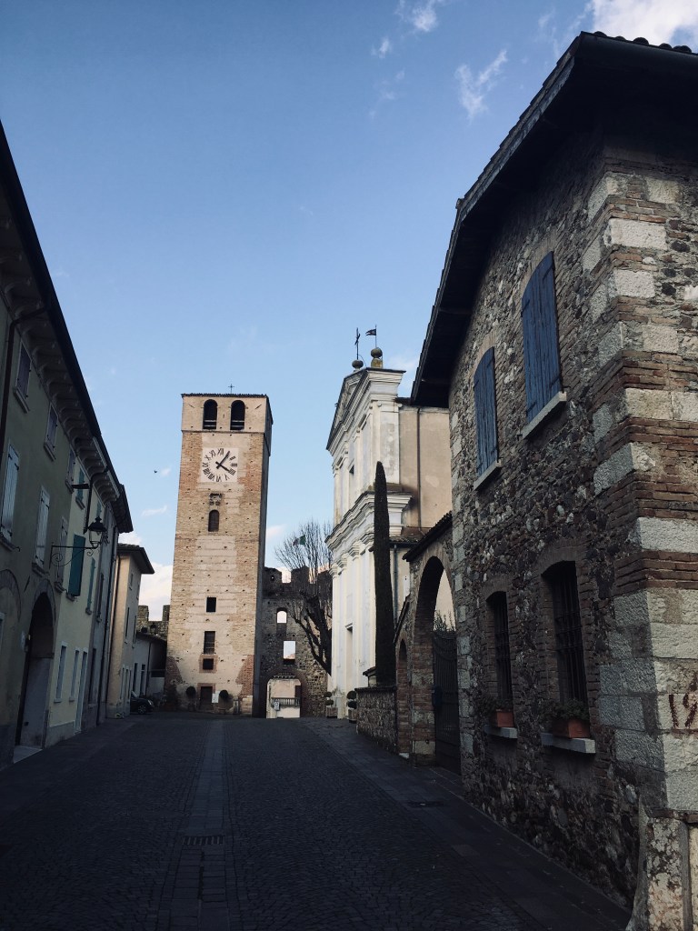 La via principale di Castellaro Agusello, con la Torre dell'Orologio - Castellaro Agusello, Lombardia, Italia