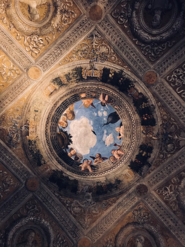 L'Oculo con putti, affresco di Andrea Mantegna dipinto sul soffitto della Camera degli Sposi a Palazzo Ducale - Mantova, Lombardia, Italia